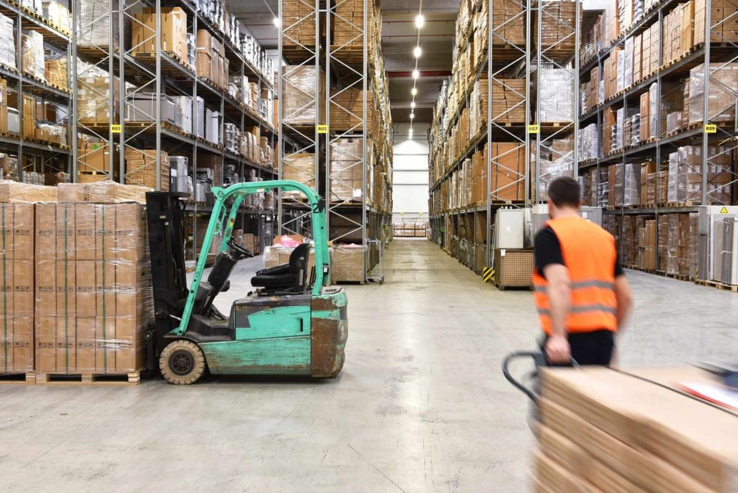 Arbeiter arbeiten in einer Lagerhalle der extens logistik GmbH