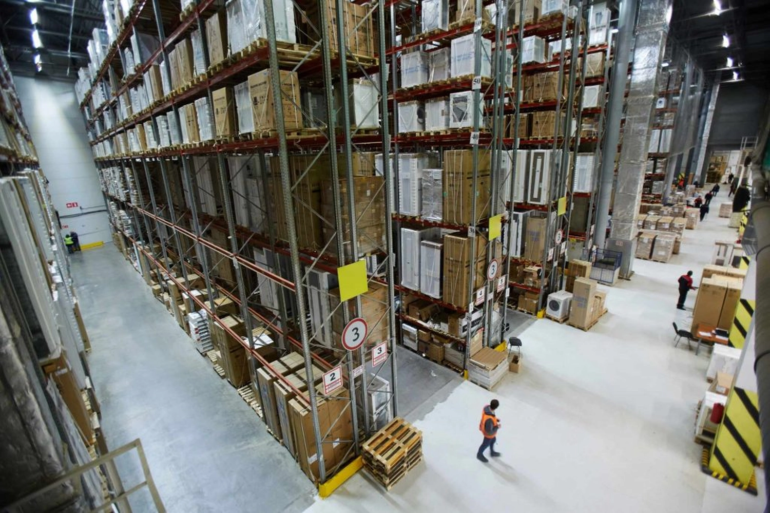 Arbeiter arbeiten in einer Lagerhalle der extens logistik GmbH